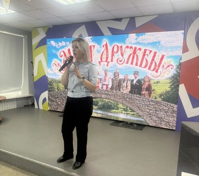Безопасное лето: в Биробиджане сотрудники ГИБДД провели урок для ребят в центре «МОСТ» Безопасное лето: в Биробиджане сотрудники ГИБДД провели урок для ребят в центре «МОСТ»