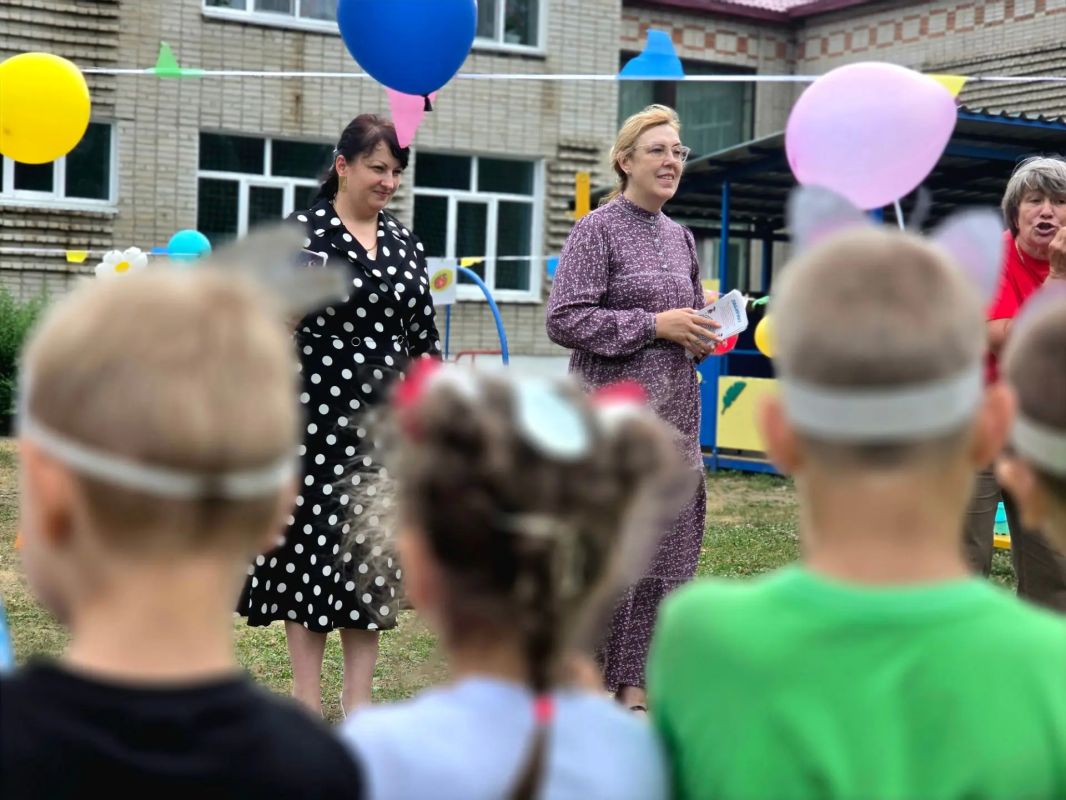 После проверки участков в Облучье Ольга Бабий и Елена Кузавкова заглянули в гости к самым маленьким жителям города — воспитанникам детского сада После проверки участков в Облучье Ольга Бабий и Елена Кузавкова заглянули в гости к самым маленьким жителям города — воспитанникам детского сада