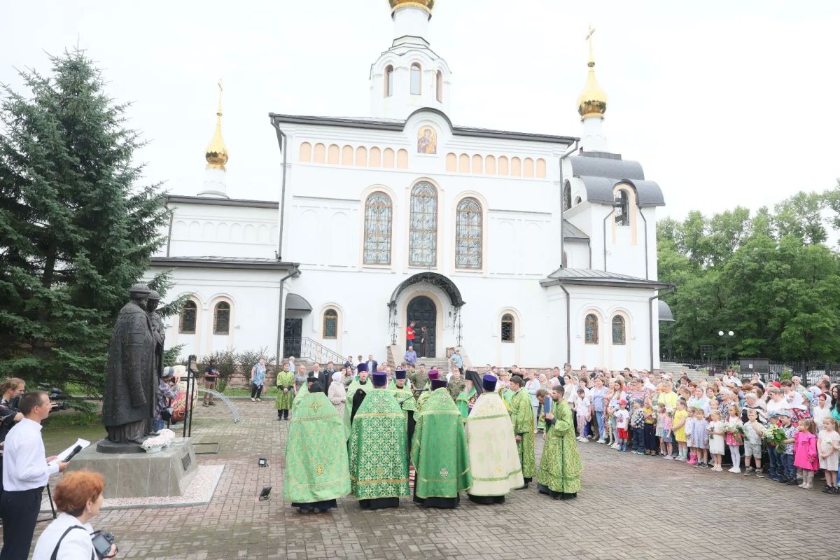 Мария Костюк: В День семьи, любви и верности вместе с жителями области и епископом Биробиджанским и Кульдурским Лукой открыли обновленный памятник святым Петру и Февронии Муромским — покровителям семьи, любви и верности Мария Костюк: В День семьи, любви и верности вместе с жителями области и епископом Биробиджанским и Кульдурским Лукой открыли обновленный памятник святым Петру и Февронии Муромским — покровителям семьи, любви и верности