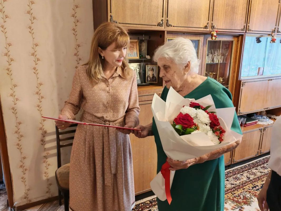 95-летний юбилей отметила жительница Биробиджана, ветеран педагогического труда Ольга Ивановна Додырева 95-летний юбилей отметила жительница Биробиджана, ветеран педагогического труда Ольга Ивановна Додырева