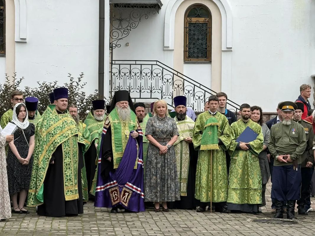 Депутат Городской Думы Биробиджана Кирилл Девятко поздравил жителей с Днём семьи, любви и верности Депутат Городской Думы Биробиджана Кирилл Девятко поздравил жителей с Днём семьи, любви и верности