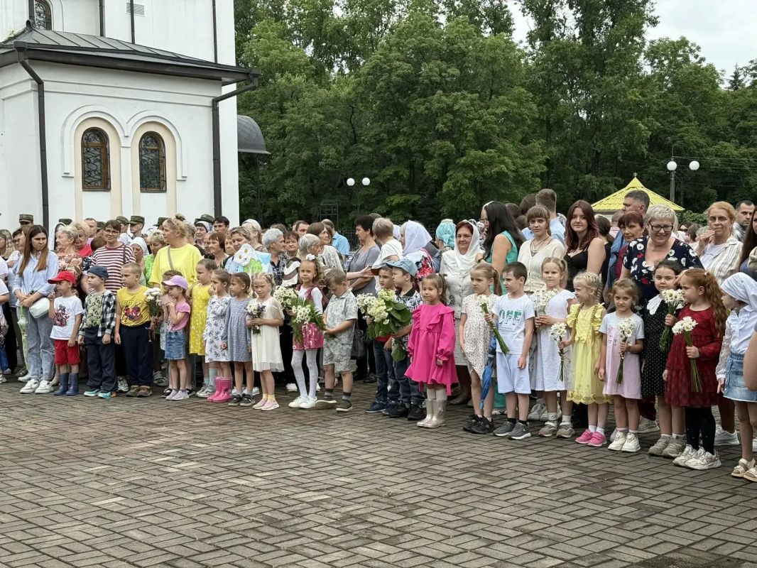 Депутат Городской Думы Биробиджана Кирилл Девятко поздравил жителей с Днём семьи, любви и верности Депутат Городской Думы Биробиджана Кирилл Девятко поздравил жителей с Днём семьи, любви и верности
