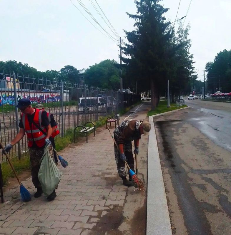 Коммунальные службы города продолжают планомерную работу по наведению порядка Коммунальные службы города продолжают планомерную работу по наведению порядка