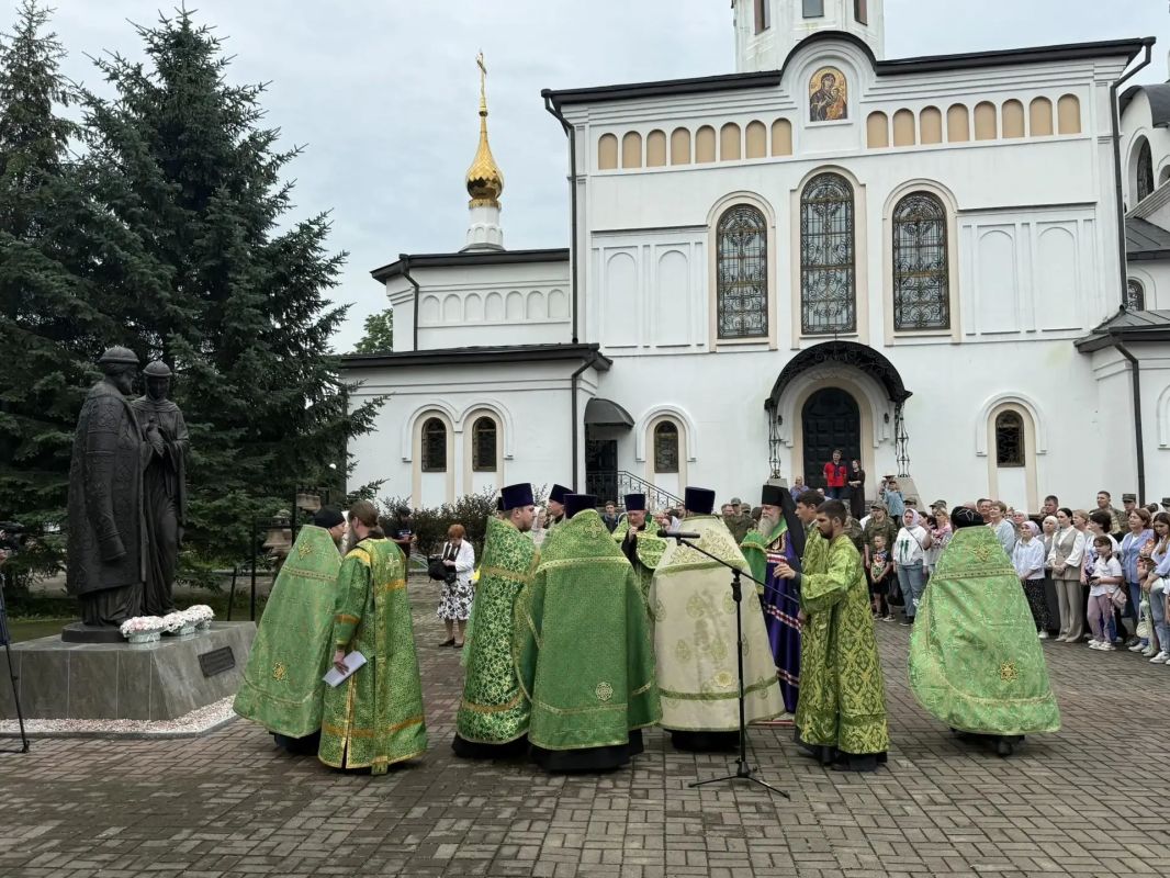 Торжественное открытие памятника святым Петру и Февронии состоялось в Биробиджане Торжественное открытие памятника святым Петру и Февронии состоялось в Биробиджане