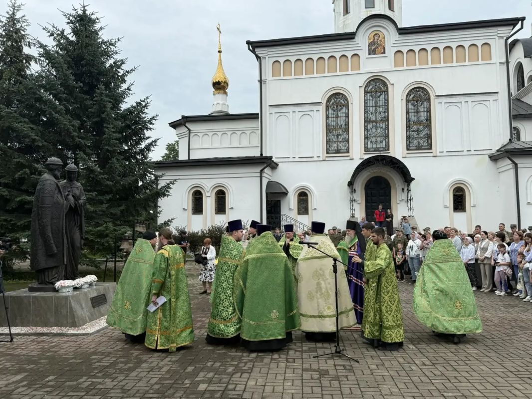 Депутат Городской Думы Биробиджана Кирилл Девятко поздравил жителей с Днём семьи, любви и верности Депутат Городской Думы Биробиджана Кирилл Девятко поздравил жителей с Днём семьи, любви и верности