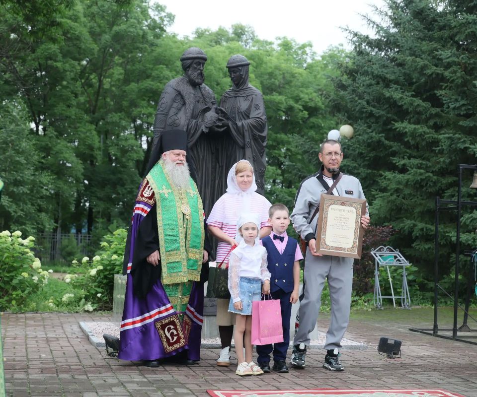 Мария Костюк: В День семьи, любви и верности вместе с жителями области и епископом Биробиджанским и Кульдурским Лукой открыли обновленный памятник святым Петру и Февронии Муромским — покровителям семьи, любви и верности Мария Костюк: В День семьи, любви и верности вместе с жителями области и епископом Биробиджанским и Кульдурским Лукой открыли обновленный памятник святым Петру и Февронии Муромским — покровителям семьи, любви и верности