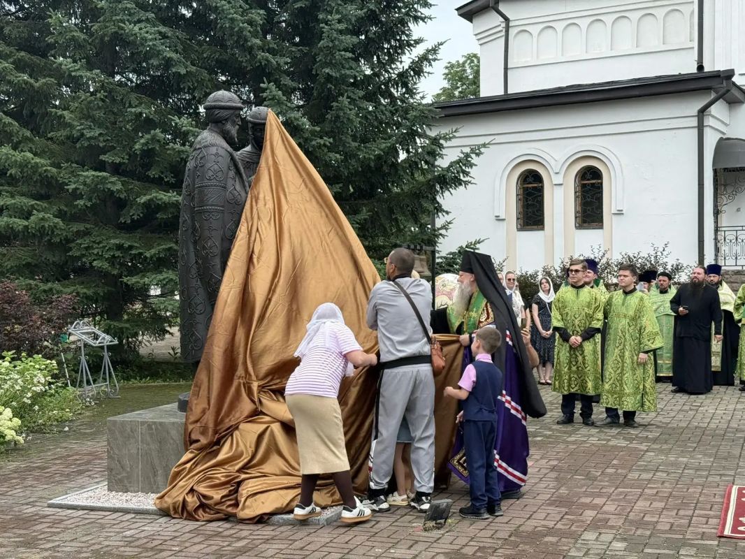 Торжественное открытие памятника святым Петру и Февронии состоялось в Биробиджане Торжественное открытие памятника святым Петру и Февронии состоялось в Биробиджане