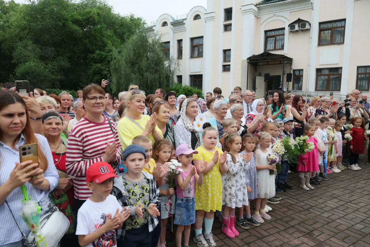 Мария Костюк: В День семьи, любви и верности вместе с жителями области и епископом Биробиджанским и Кульдурским Лукой открыли обновленный памятник святым Петру и Февронии Муромским — покровителям семьи, любви и верности Мария Костюк: В День семьи, любви и верности вместе с жителями области и епископом Биробиджанским и Кульдурским Лукой открыли обновленный памятник святым Петру и Февронии Муромским — покровителям семьи, любви и верности