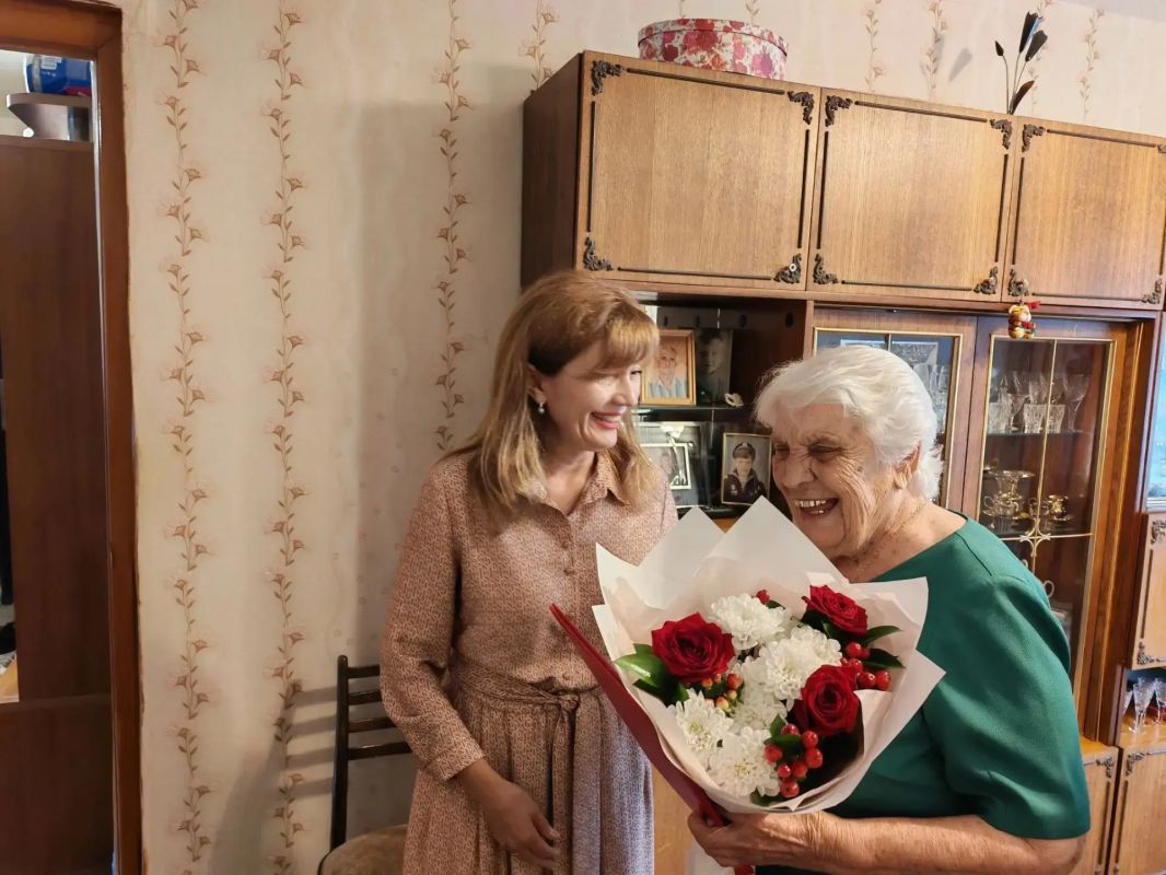 95-летний юбилей отметила жительница Биробиджана, ветеран педагогического труда Ольга Ивановна Додырева 95-летний юбилей отметила жительница Биробиджана, ветеран педагогического труда Ольга Ивановна Додырева