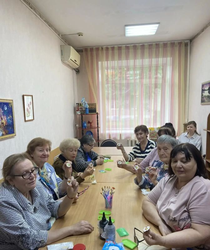 Ромашек белый хоровод: предпраздничное тепло в КЦСО Ромашек белый хоровод: предпраздничное тепло в КЦСО
