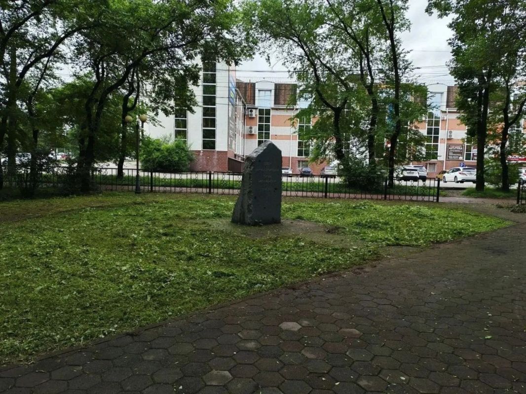 В сквере Первостроителей наводят порядок В сквере Первостроителей наводят порядок