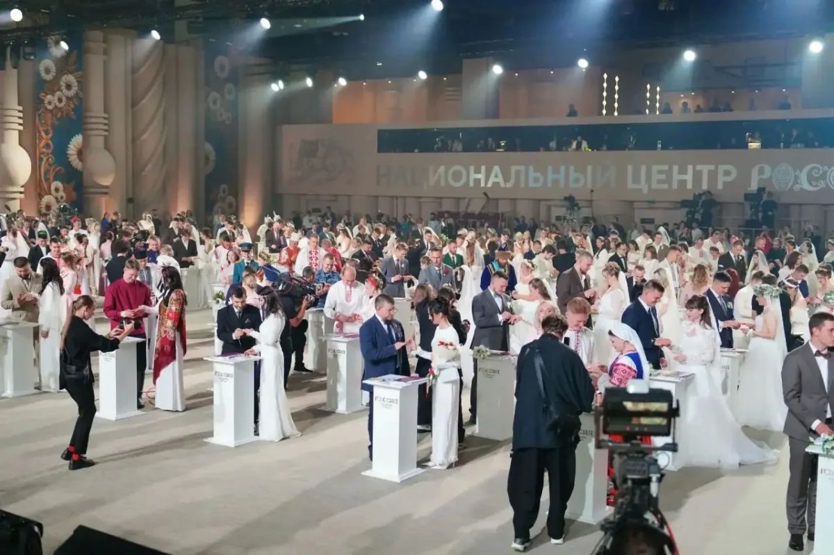 Пара из Биробиджана поженилась на Всероссийском свадебном фестивале в Москве Пара из Биробиджана поженилась на Всероссийском свадебном фестивале в Москве