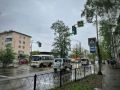 Ребенка не пустили в автобус из-за мокрой одежды в Биробиджане