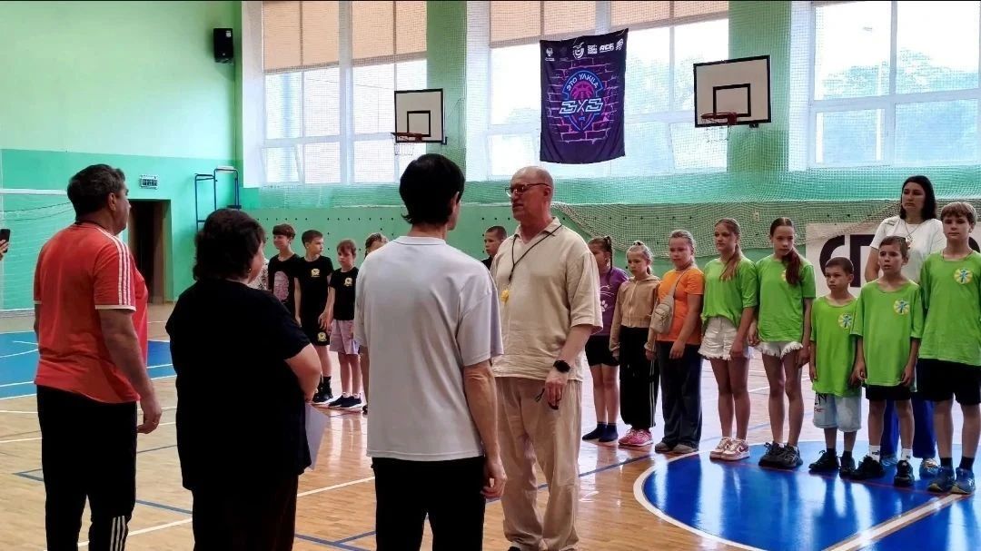 В Биробиджане прошли спортивные состязания среди школьников В Биробиджане прошли спортивные состязания среди школьников