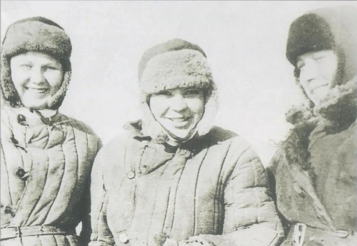 История одной фотографии. Многие жители автономии видели в фотоальбоме о ЕАО чёрно-белую фотографию: молодые улыбающиеся девушки в фуфайках и шапках-ушанках История одной фотографии. Многие жители автономии видели в фотоальбоме о ЕАО чёрно-белую фотографию: молодые улыбающиеся девушки в фуфайках и шапках-ушанках