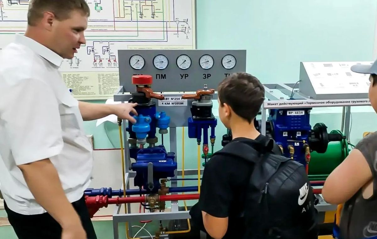 В рамках профориентационной работы с молодёжью областное государственное казенное учреждение «Центр занятости населения Еврейской автономной области» проводит серию познавательных встреч и экскурсий для детей и подростков В рамках профориентационной работы с молодёжью областное государственное казенное учреждение «Центр занятости населения Еврейской автономной области» проводит серию познавательных встреч и экскурсий для детей и подростков