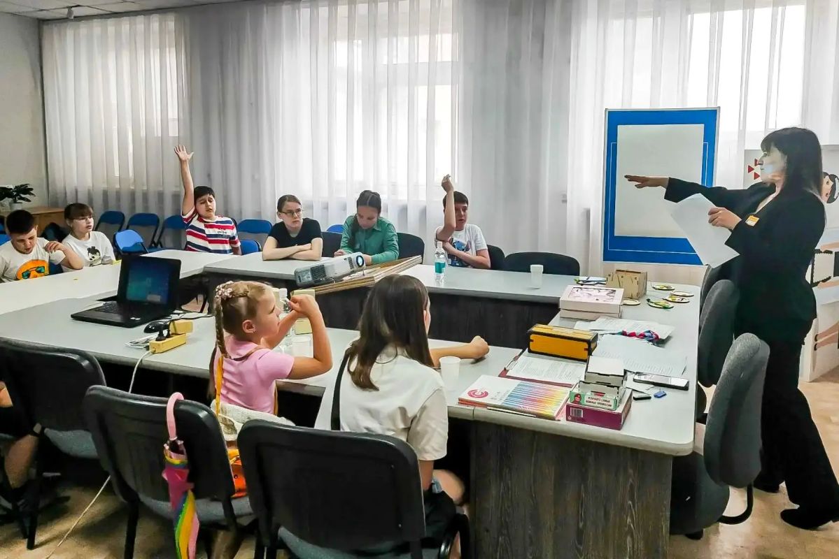 В рамках профориентационной работы с молодёжью областное государственное казенное учреждение «Центр занятости населения Еврейской автономной области» проводит серию познавательных встреч и экскурсий для детей и подростков В рамках профориентационной работы с молодёжью областное государственное казенное учреждение «Центр занятости населения Еврейской автономной области» проводит серию познавательных встреч и экскурсий для детей и подростков