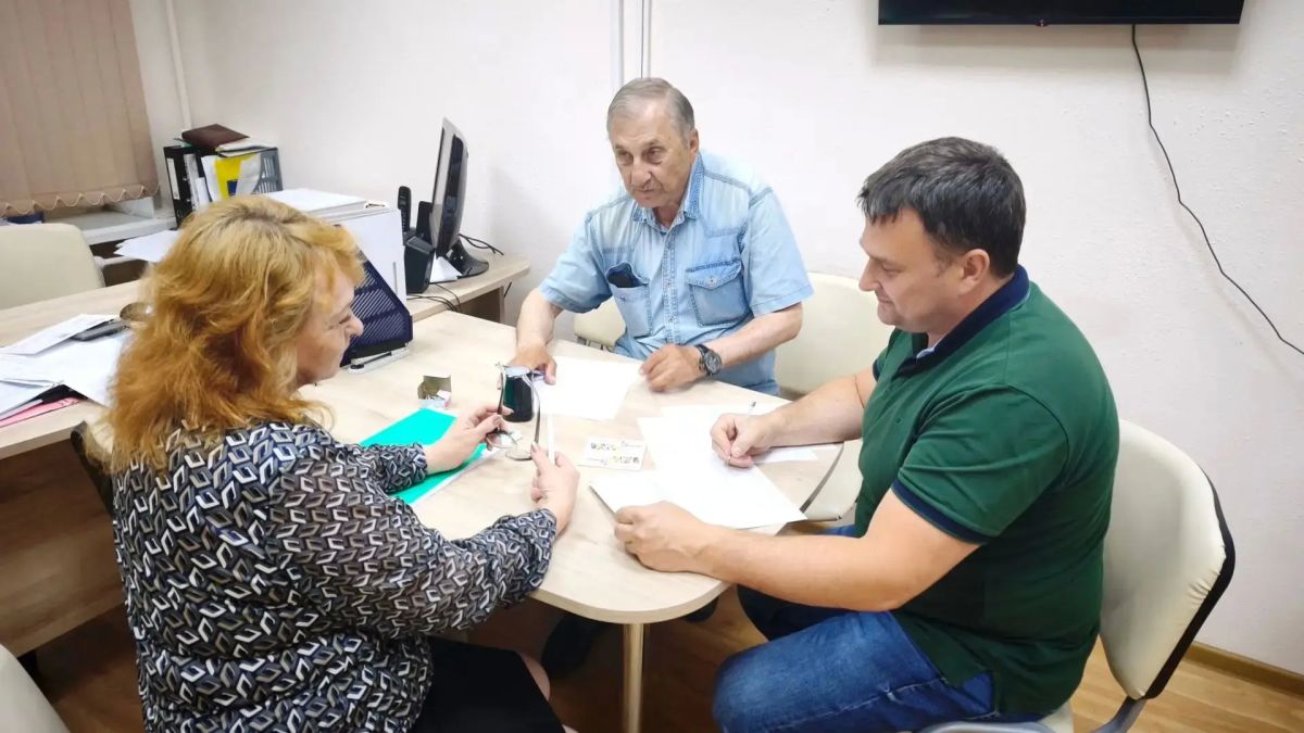Кандидаты от политических партий продолжают подачу документов в окружные избирательные комиссии Кандидаты от политических партий продолжают подачу документов в окружные избирательные комиссии