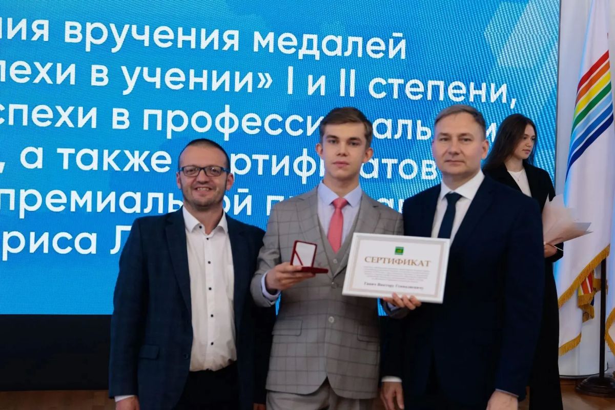 Медали получили лучшие выпускники 2026 года в ЕАО Медали получили лучшие выпускники 2026 года в ЕАО