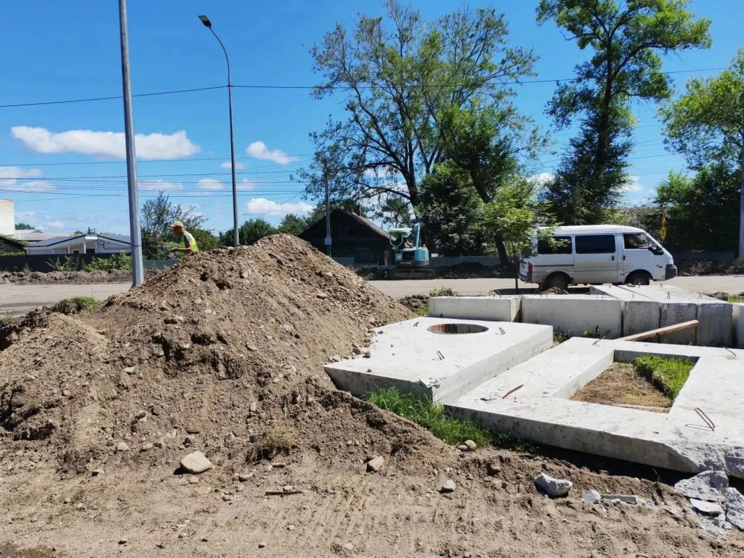 На автодороге по ул. Советской решают вопрос с отводом воды На автодороге по ул. Советской решают вопрос с отводом воды