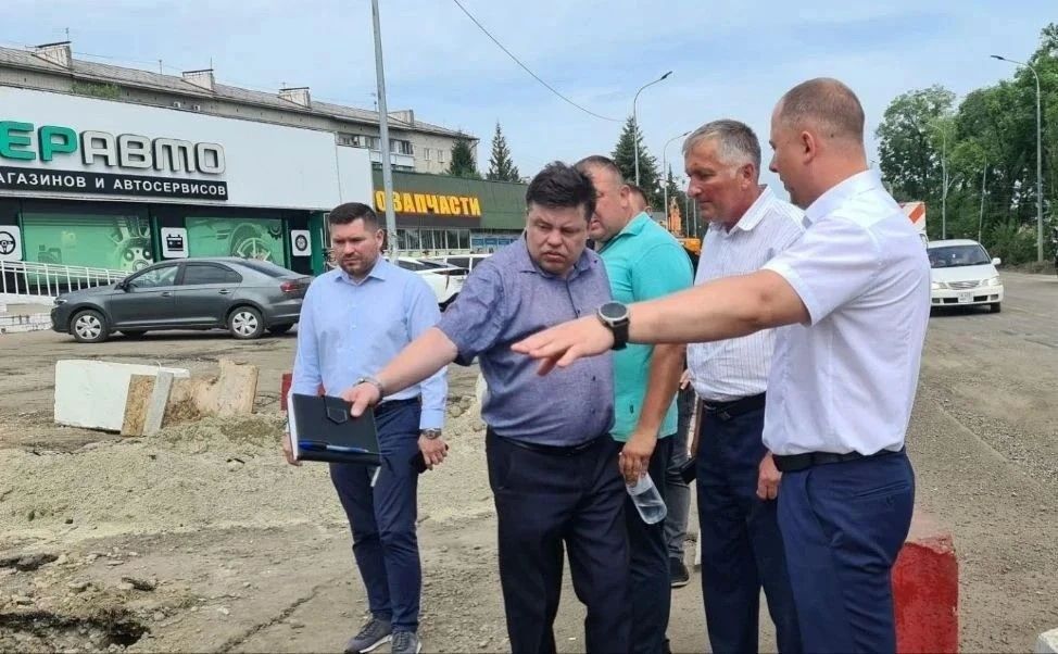 На автодороге по ул. Советской решают вопрос с отводом воды На автодороге по ул. Советской решают вопрос с отводом воды
