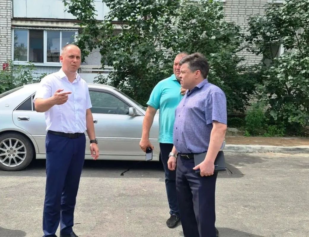 Мэр Биробиджана Алексей Кузьмин оценил ход работ во дворе по ул. Набережной № 46 Мэр Биробиджана Алексей Кузьмин оценил ход работ во дворе по ул. Набережной № 46