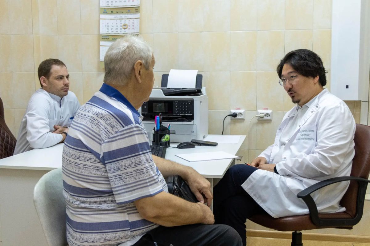 Бадма Башанкаев провёл совместный приём пациентов с врачами онкодиспансера ЕАО Бадма Башанкаев провёл совместный приём пациентов с врачами онкодиспансера ЕАО