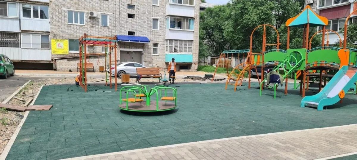 Оценил ход работ во дворе по ул. Набережной № 46 Оценил ход работ во дворе по ул. Набережной № 46