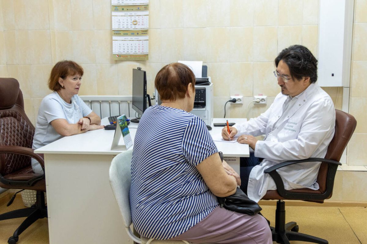 Бадма Башанкаев провёл совместный приём пациентов с врачами онкодиспансера ЕАО Бадма Башанкаев провёл совместный приём пациентов с врачами онкодиспансера ЕАО