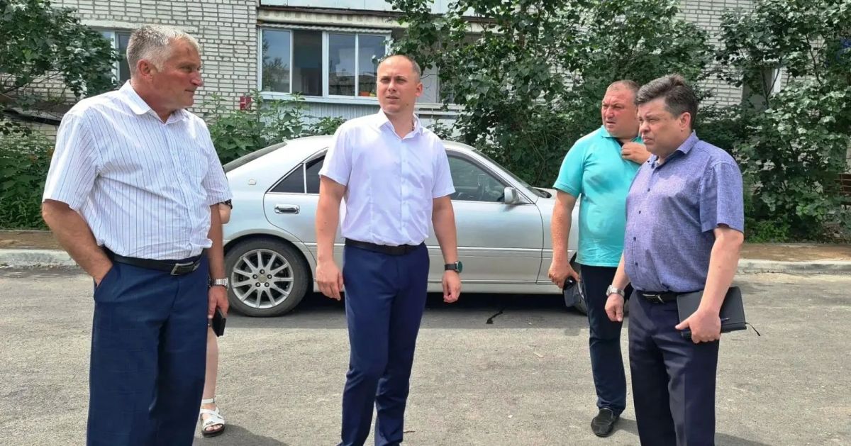 Мэр Биробиджана Алексей Кузьмин оценил ход работ во дворе по ул. Набережной № 46 Мэр Биробиджана Алексей Кузьмин оценил ход работ во дворе по ул. Набережной № 46