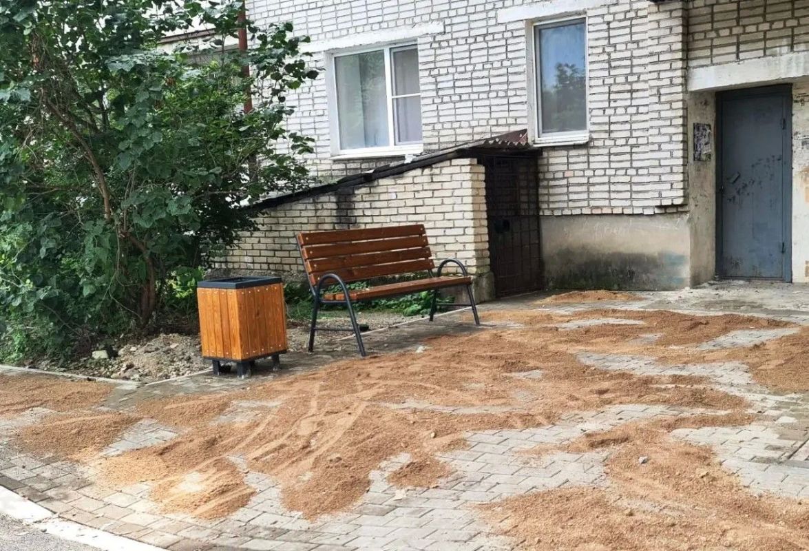 Мэр Биробиджана Алексей Кузьмин оценил ход работ во дворе по ул. Набережной № 46 Мэр Биробиджана Алексей Кузьмин оценил ход работ во дворе по ул. Набережной № 46