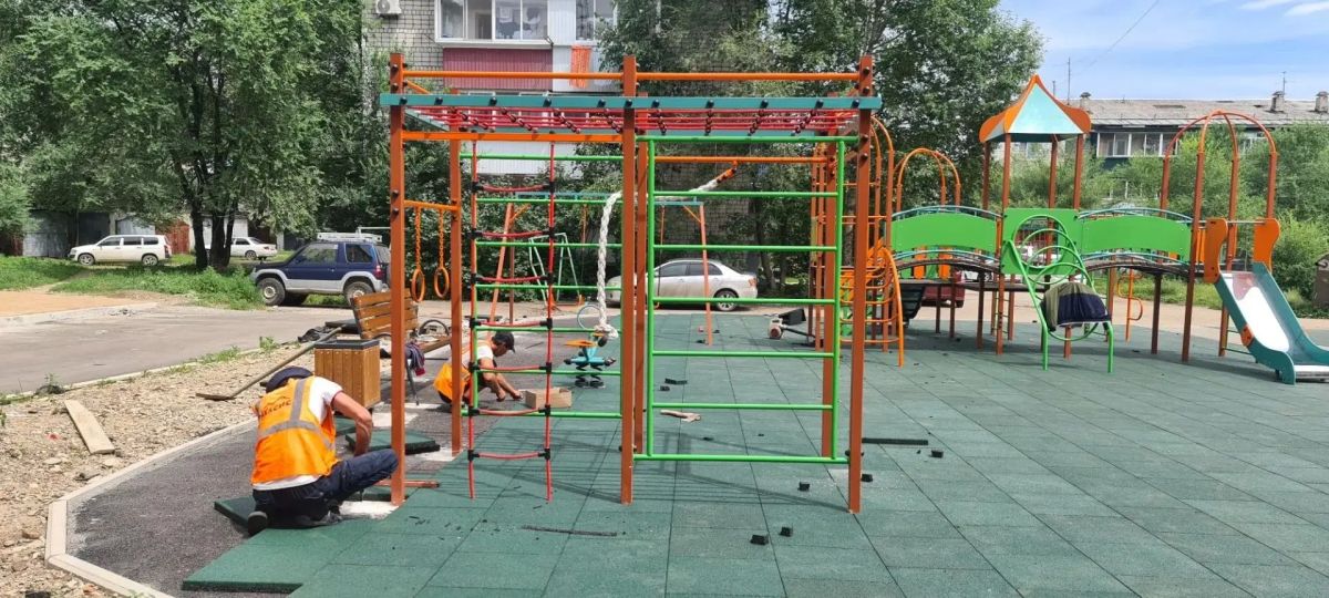 Мэр Биробиджана Алексей Кузьмин оценил ход работ во дворе по ул. Набережной № 46 Мэр Биробиджана Алексей Кузьмин оценил ход работ во дворе по ул. Набережной № 46