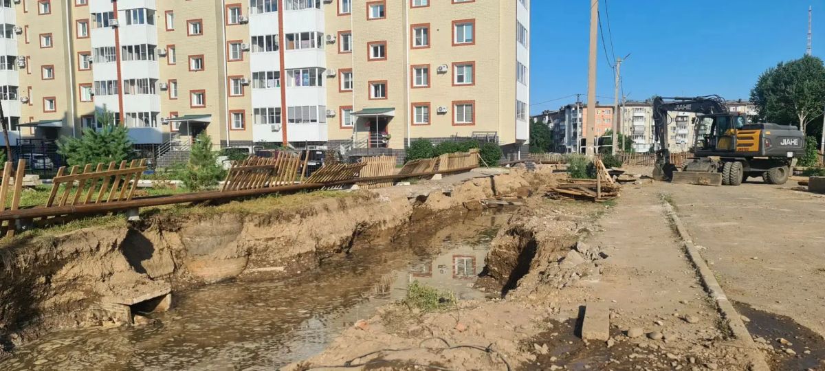 Сегодня в районе дома по ул. Шалаева 3/1 на месте, где сейчас идут работы по замене теплотрассы, был обнаружен порыв на трубопроводе холодного водоснабжения Сегодня в районе дома по ул. Шалаева 3/1 на месте, где сейчас идут работы по замене теплотрассы, был обнаружен порыв на трубопроводе холодного водоснабжения