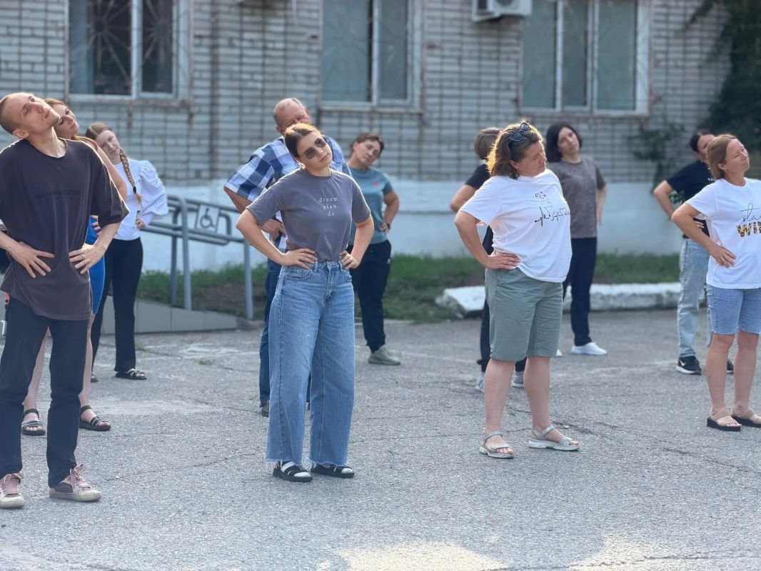 В селе Валдгейм состоялась массовая зарядка, приуроченная к Международному дню заботы о себе В селе Валдгейм состоялась массовая зарядка, приуроченная к Международному дню заботы о себе