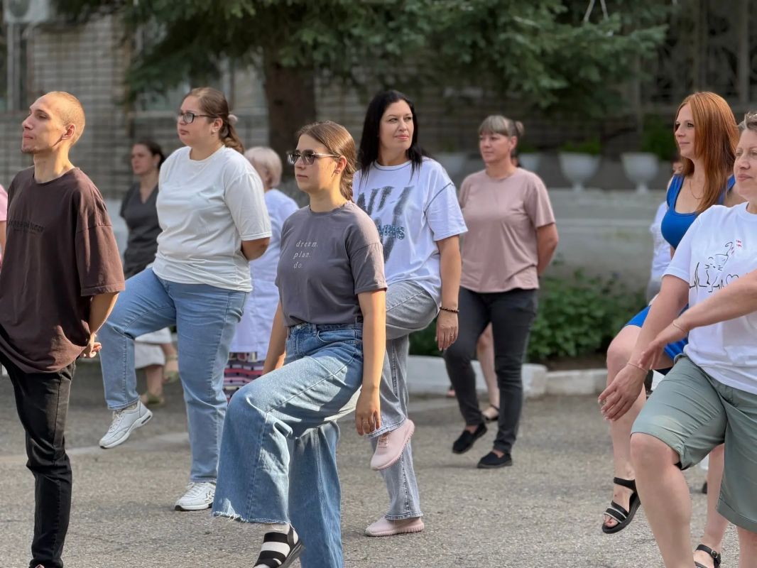 В селе Валдгейм состоялась массовая зарядка, приуроченная к Международному дню заботы о себе В селе Валдгейм состоялась массовая зарядка, приуроченная к Международному дню заботы о себе