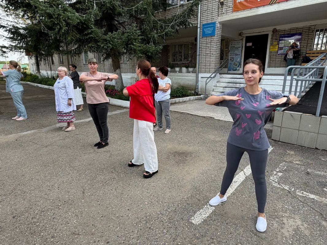 В селе Валдгейм состоялась массовая зарядка, приуроченная к Международному дню заботы о себе В селе Валдгейм состоялась массовая зарядка, приуроченная к Международному дню заботы о себе