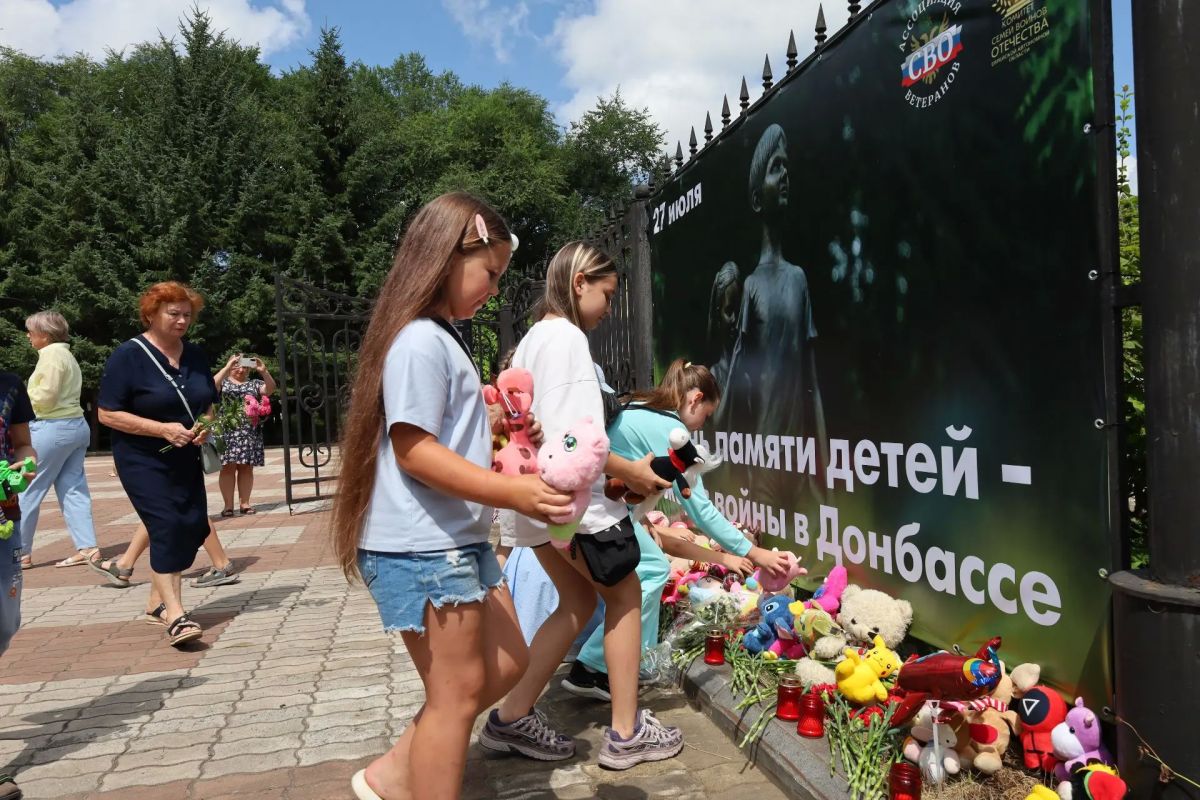 В Биробиджане прошла лития в День памяти детей — жертв войны в Донбассе В Биробиджане прошла лития в День памяти детей — жертв войны в Донбассе