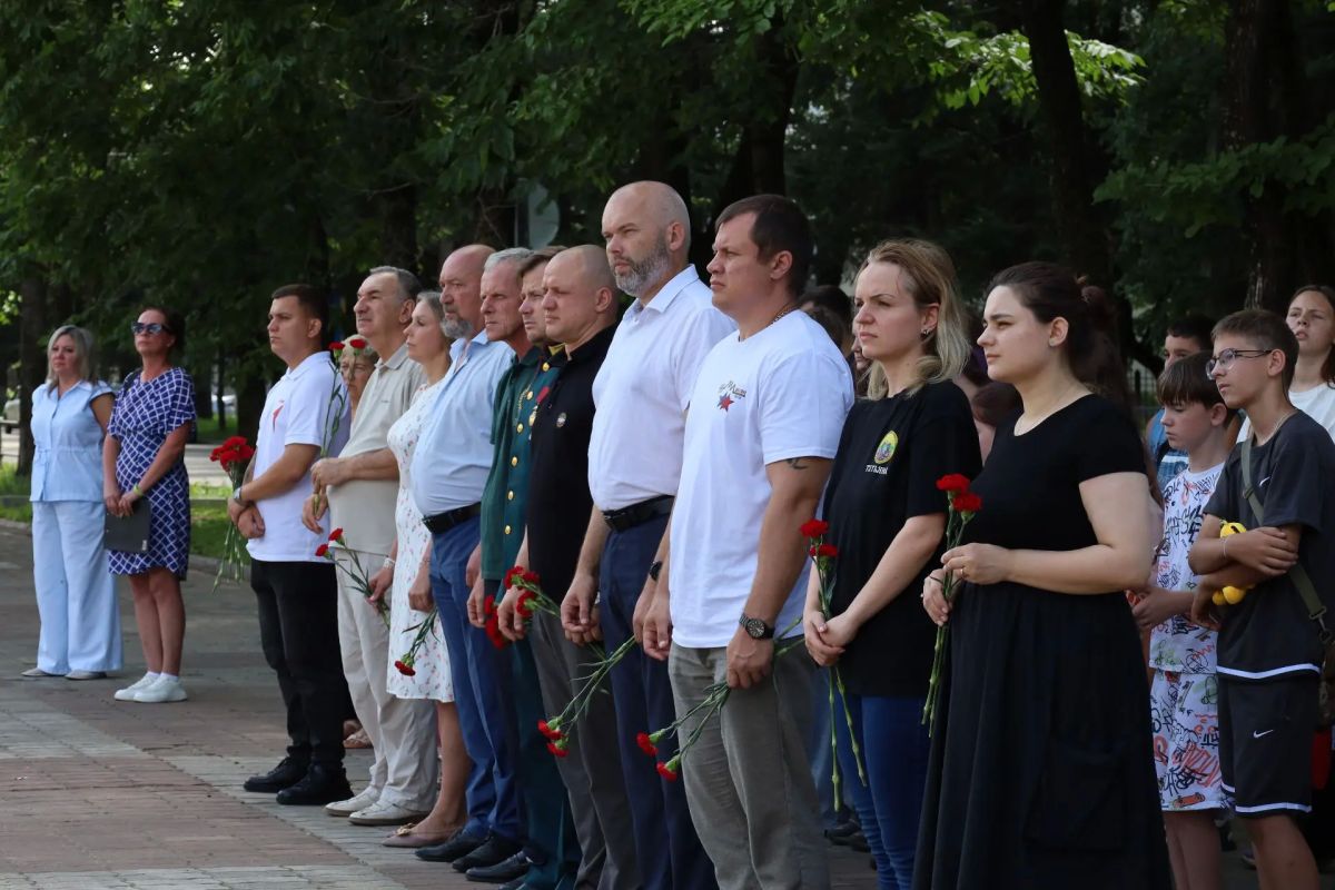 В Биробиджане прошла лития в День памяти детей — жертв войны в Донбассе В Биробиджане прошла лития в День памяти детей — жертв войны в Донбассе