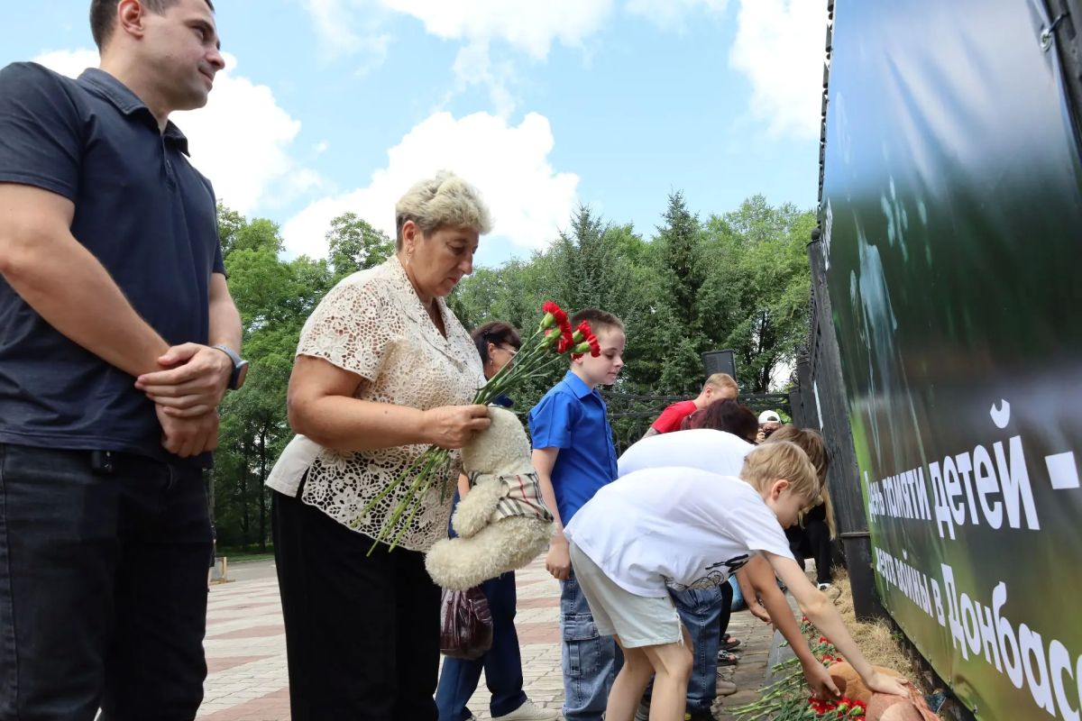 В Биробиджане прошла лития в День памяти детей — жертв войны в Донбассе В Биробиджане прошла лития в День памяти детей — жертв войны в Донбассе