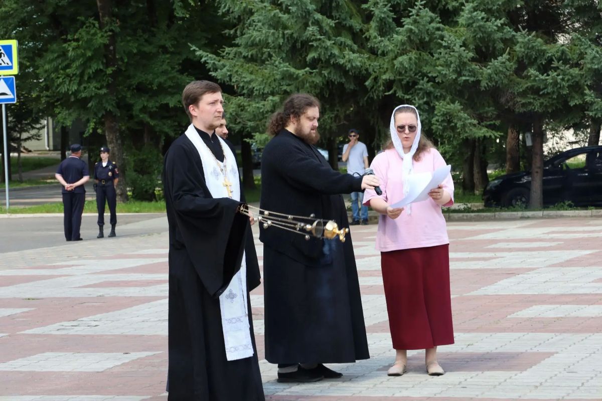 В Биробиджане прошла лития в День памяти детей — жертв войны в Донбассе В Биробиджане прошла лития в День памяти детей — жертв войны в Донбассе