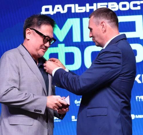 Знаками «Заслуженный журналист Хабаровского края» наградили наших коллег Знаками «Заслуженный журналист Хабаровского края» наградили наших коллег