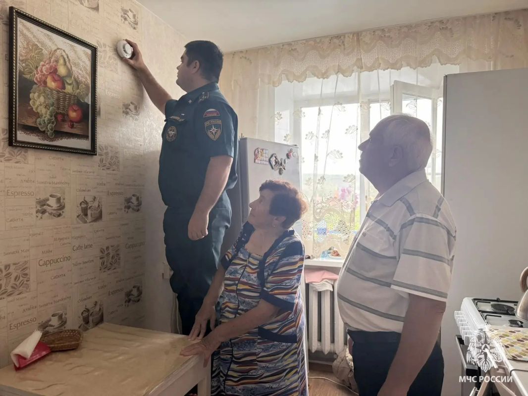 С заботой о главном: пожарные извещатели - пенсионерам Облученского района С заботой о главном: пожарные извещатели - пенсионерам Облученского района