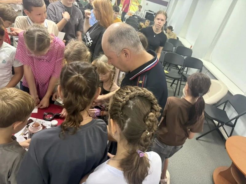 В Биробиджане эксперты УМВД России по ЕАО познакомили школьников с тонкостями своей профессии В Биробиджане эксперты УМВД России по ЕАО познакомили школьников с тонкостями своей профессии
