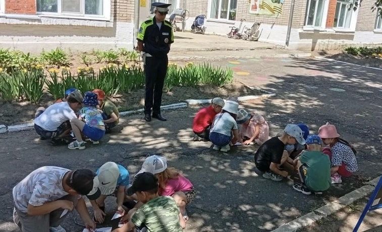 В Смидовичском районе сотрудники Госавтоинспекции провели занятие по правилам дорожного движения для дошкольников В Смидовичском районе сотрудники Госавтоинспекции провели занятие по правилам дорожного движения для дошкольников