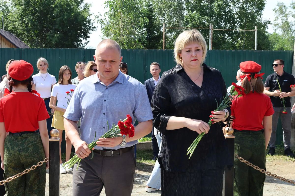 В ЕАО почтили память защитников Курской области и вручили государственную награду семье погибшего героя В ЕАО почтили память защитников Курской области и вручили государственную награду семье погибшего героя