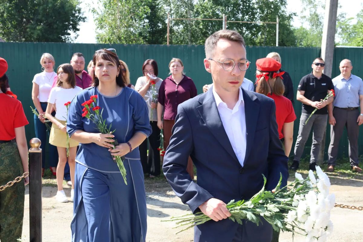 В ЕАО почтили память защитников Курской области и вручили государственную награду семье погибшего героя В ЕАО почтили память защитников Курской области и вручили государственную награду семье погибшего героя