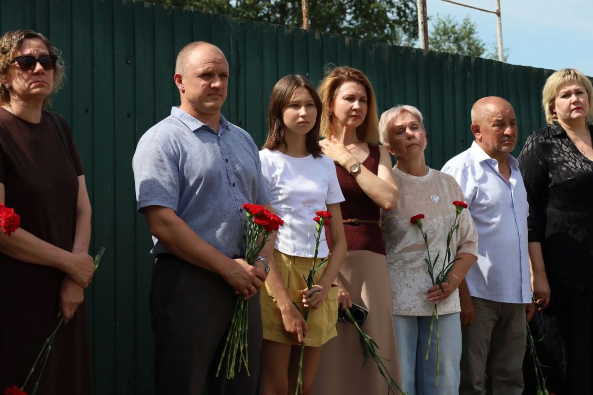 В ЕАО почтили память защитников Курской области и вручили государственную награду семье погибшего героя В ЕАО почтили память защитников Курской области и вручили государственную награду семье погибшего героя