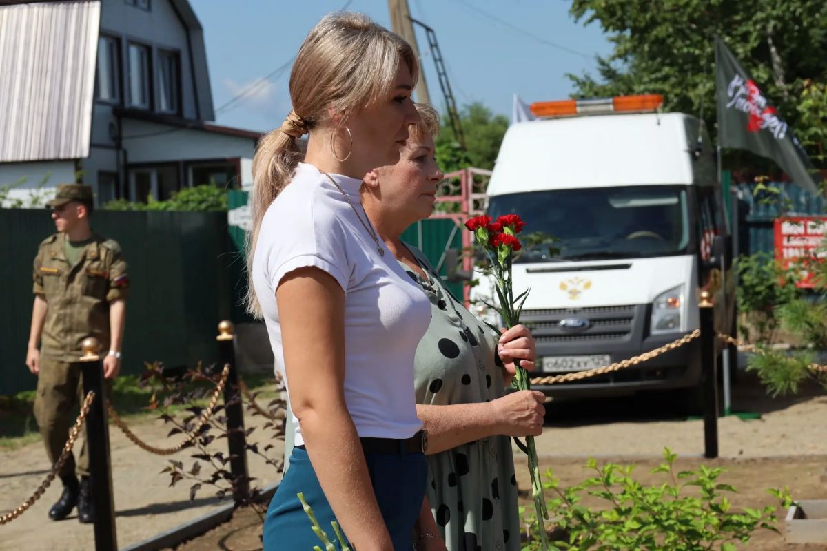 В ЕАО почтили память защитников Курской области и вручили государственную награду семье погибшего героя В ЕАО почтили память защитников Курской области и вручили государственную награду семье погибшего героя