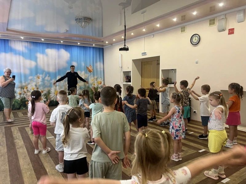 В Облучье полицейские присоединились ко Всероссийской акции «Зарядка со стражем порядка» В Облучье полицейские присоединились ко Всероссийской акции «Зарядка со стражем порядка»