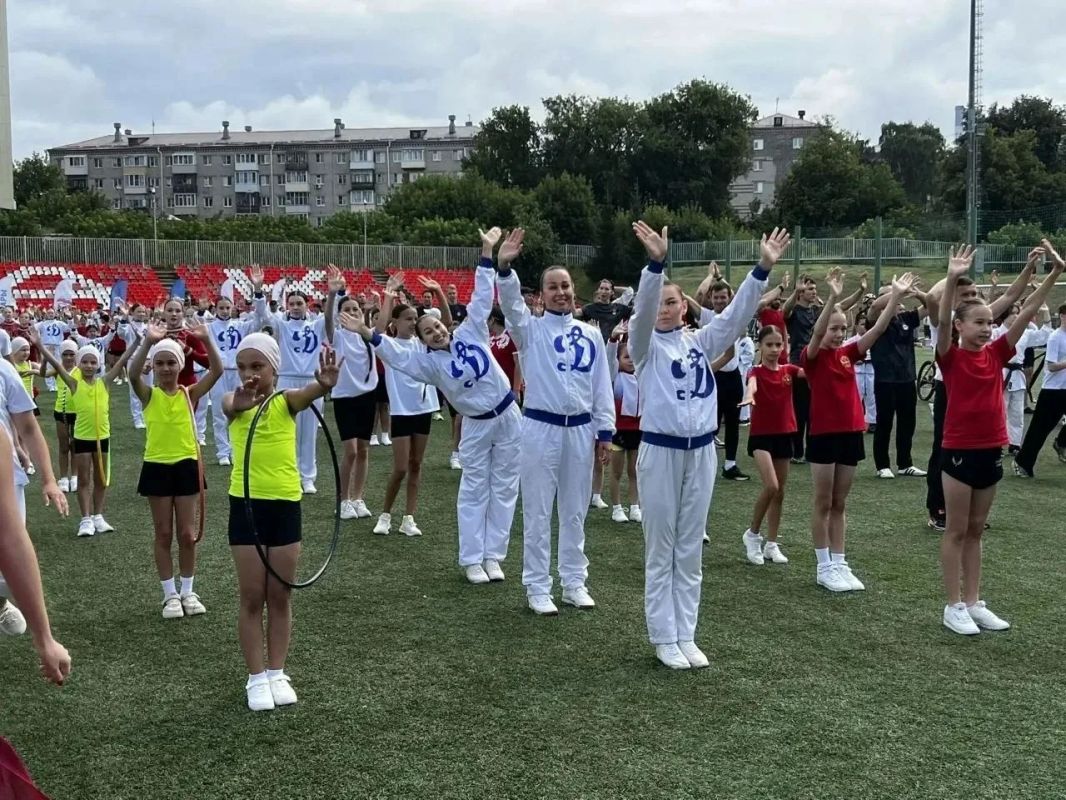 Спортивные фестивали, спартакиады, турниры по единоборствам, зарядки с чемпионами и мастер-классы в рамках Всероссийского марафона «Единой России» «Сила России» традиционно проходят по всей стране ко Дню физкультурника Спортивные фестивали, спартакиады, турниры по единоборствам, зарядки с чемпионами и мастер-классы в рамках Всероссийского марафона «Единой России» «Сила России» традиционно проходят по всей стране ко Дню физкультурника